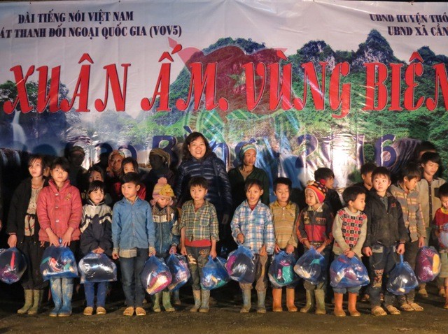 VOV5 организовал программу «Теплая весна на границах страны» в провинции Каобанг - ảnh 6
